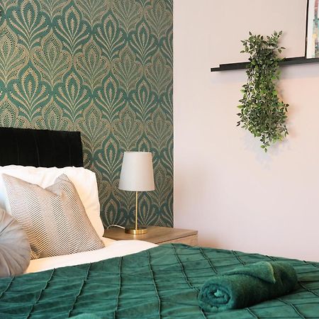 Cosy Corner In Aylesbury Near Stoke Mandeville Hospital & Town Centre With Private Parking Экстерьер фото
