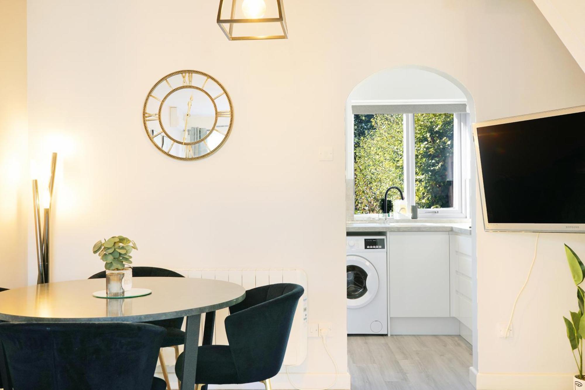 Cosy Corner In Aylesbury Near Stoke Mandeville Hospital & Town Centre With Private Parking Экстерьер фото