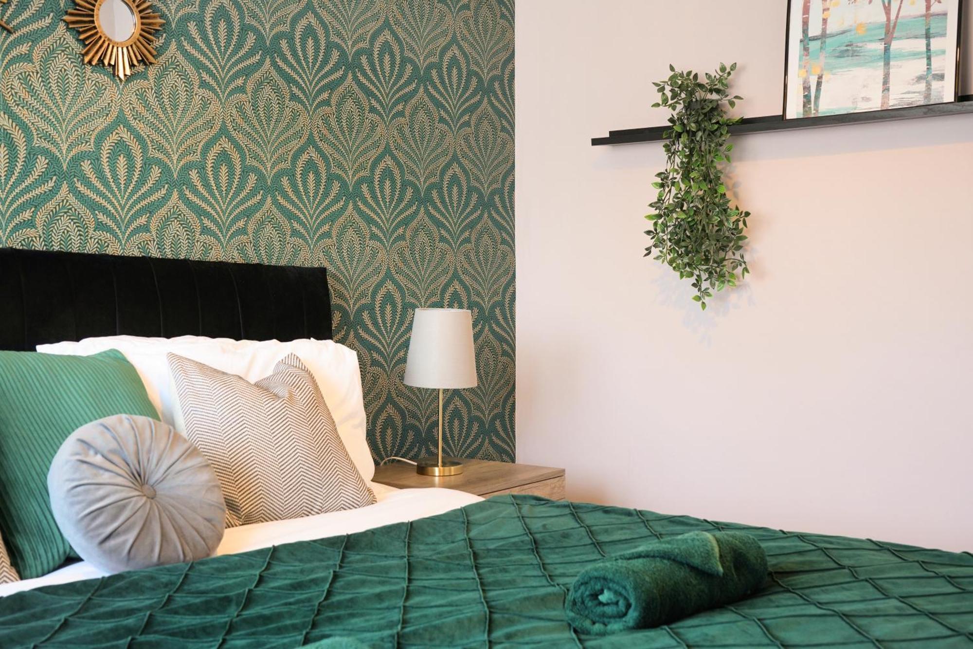 Cosy Corner In Aylesbury Near Stoke Mandeville Hospital & Town Centre With Private Parking Экстерьер фото
