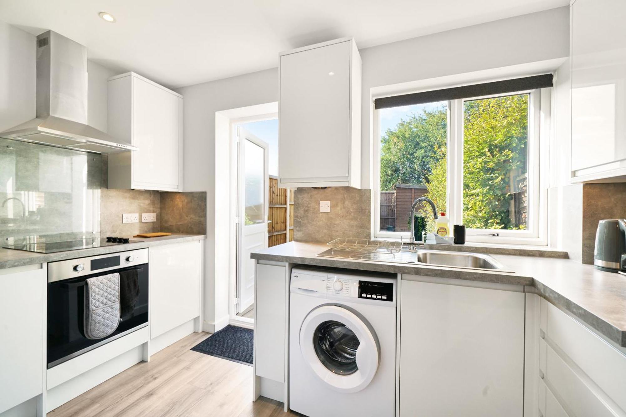 Cosy Corner In Aylesbury Near Stoke Mandeville Hospital & Town Centre With Private Parking Экстерьер фото
