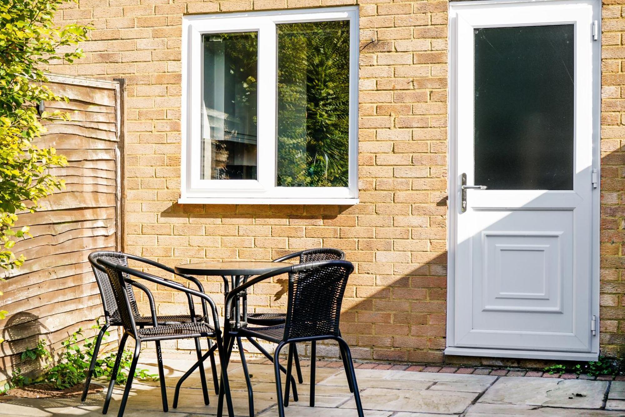 Cosy Corner In Aylesbury Near Stoke Mandeville Hospital & Town Centre With Private Parking Экстерьер фото
