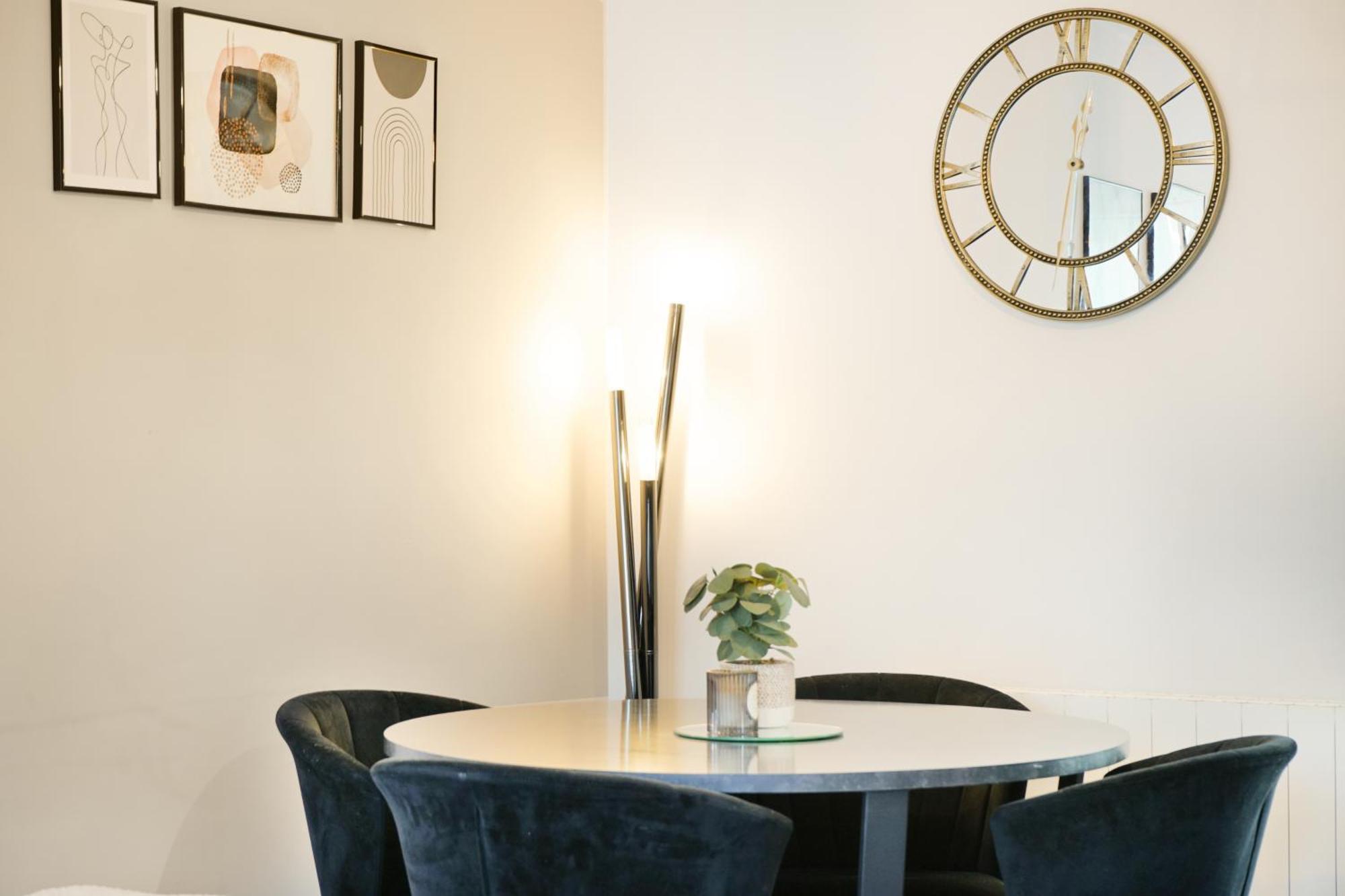 Cosy Corner In Aylesbury Near Stoke Mandeville Hospital & Town Centre With Private Parking Экстерьер фото
