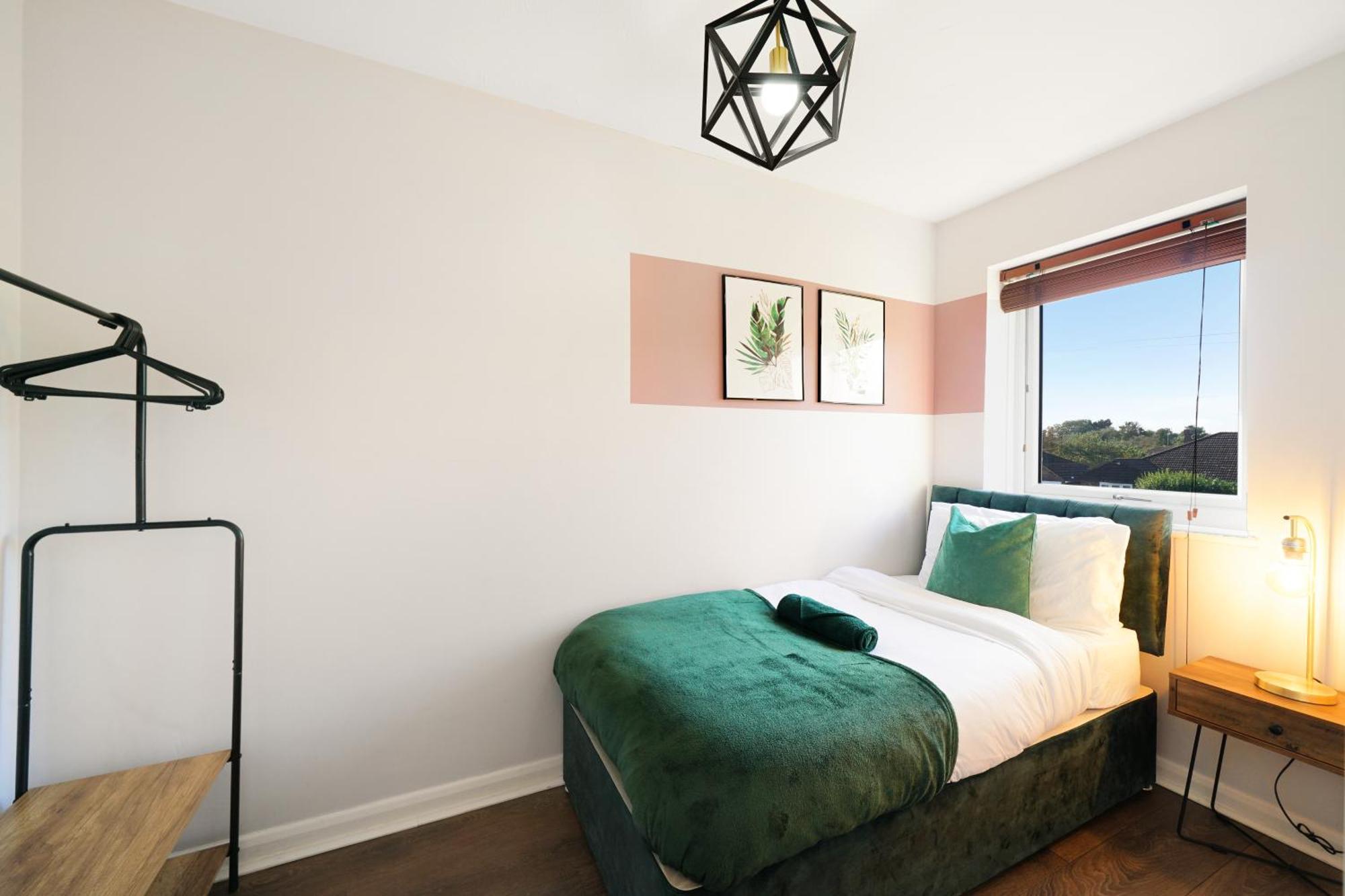Cosy Corner In Aylesbury Near Stoke Mandeville Hospital & Town Centre With Private Parking Экстерьер фото