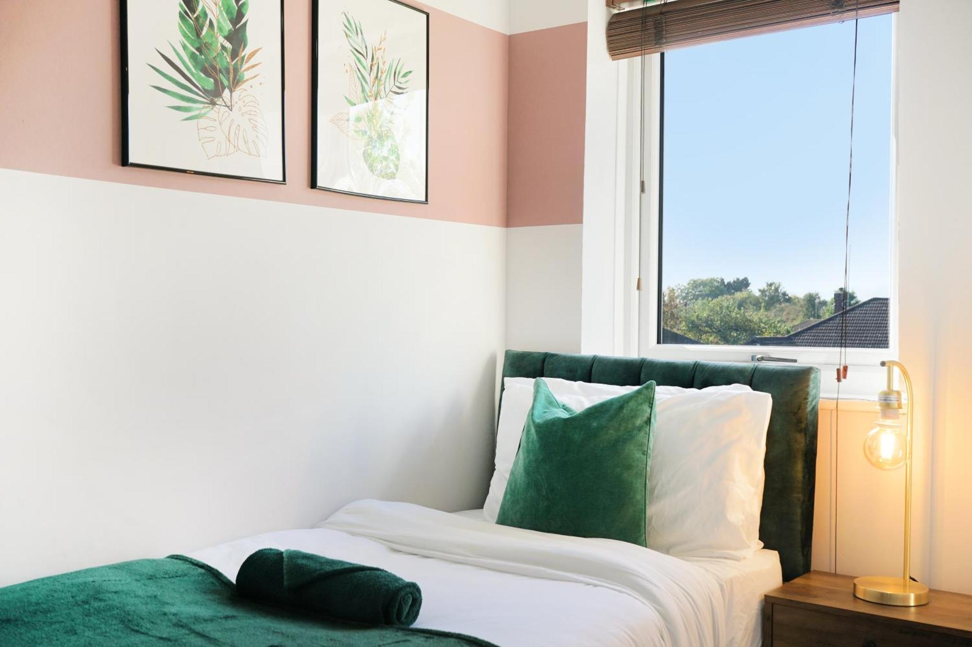 Cosy Corner In Aylesbury Near Stoke Mandeville Hospital & Town Centre With Private Parking Экстерьер фото